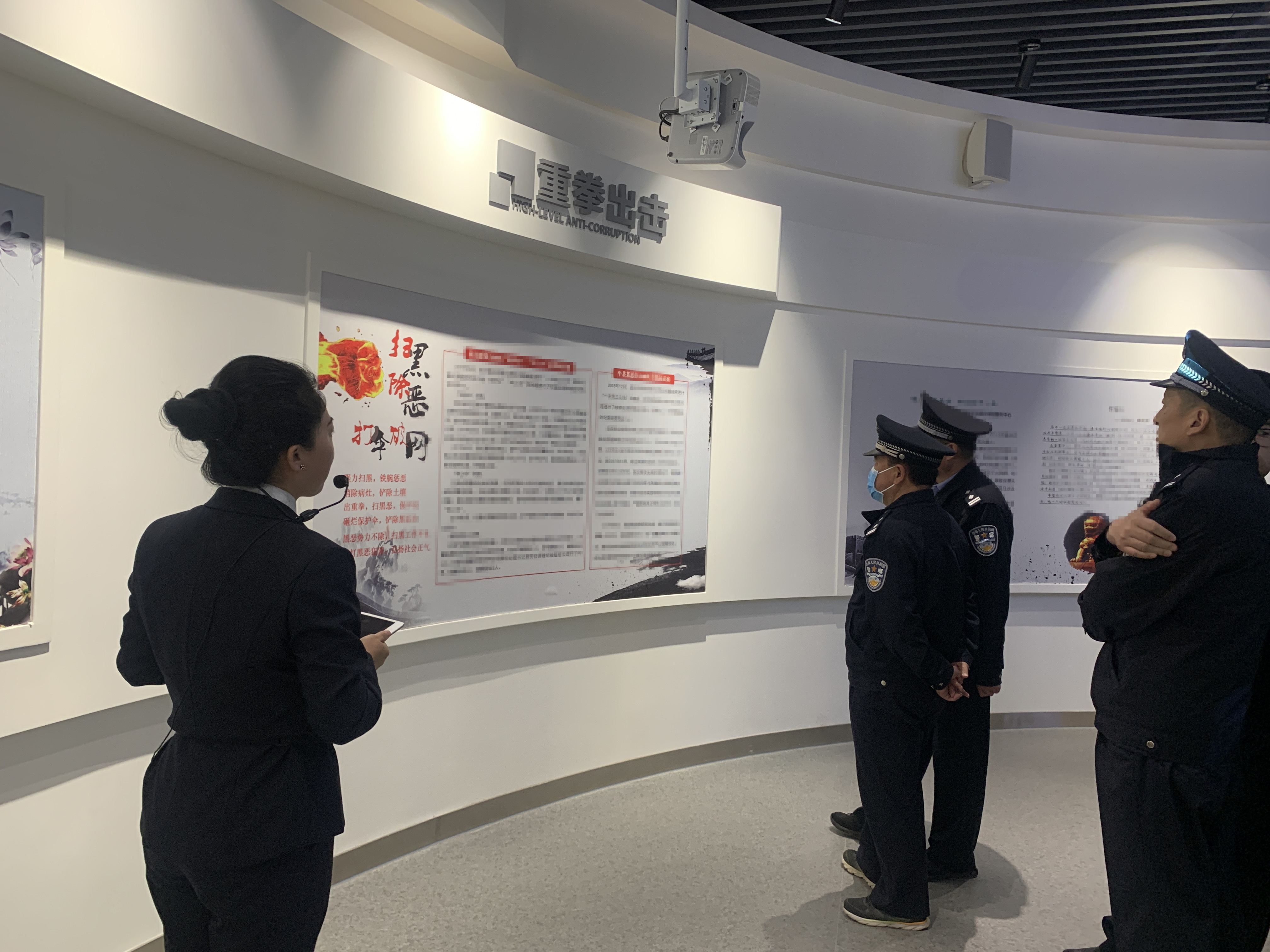 展厅讲解照1.jpg 展厅讲解照1.jpg